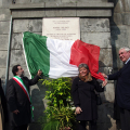 La targa viene svelata