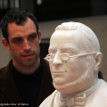 Fabio Viale osserva Cavour