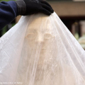 Le delicate fasi della messa in sicurezza della statua di Cavour