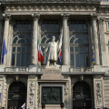 Il momento commemorativo celebrato davanti al monumento all\'Alfiere Sardo