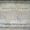 La targa che ricorda la Medaglia d\'oro al valor militare della Città di Torino