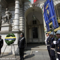 La corona posta sotto la targa che ricorda la Medaglia d\'oro al valor militare della Città di Torino