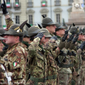 La cerimonia dell\'alzabandiera in piazza Castello