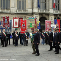 La cerimonia dell\'alzabandiera in piazza Castello