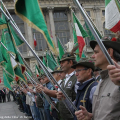 La cerimonia dell\'alzabandiera in piazza Castello