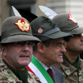 La cerimonia dell\'alzabandiera in piazza Castello