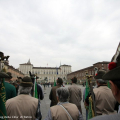 La cerimonia dell\'alzabandiera in piazza Castello
