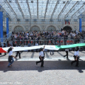 Un enorme tricolore sfila davanti al palco delle autorità