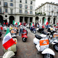 Il raduno delle Vespa in piazza Vittorio Veneto