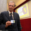 Il Sindaco mostra la carta Torino Facilissima