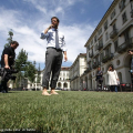 L\'Assessore Enzo Lavolta passeggia sul prato di piazza Vittorio Veneto