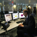 Il Sindaco Piero Fassino controlla i monitor di sicurezza