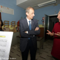 Ugo Segalini illustra i servizi delle scuole estive al sindaco Fassino
