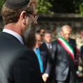 Un momento di preghiera alla Lapide degli Ebrei