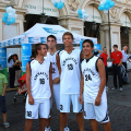 I ragazzi della pallacanestro Torino che prendono parte alla staffetta