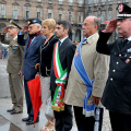 Le autorità schierate davanti al monumento a Emanuele Filiberto duca d’Aosta