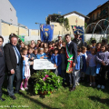 Foto di gruppo con gli alunni della scuola Parato