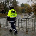 I volontari della Protezione Civile vigilano sui ponti della città