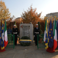La corona della Città al monumento dedicato ai soldati italiani caduti sito nel Parco Divisione Acqui in corso Ferrucci