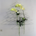 Un albero di Natale fatto di grucce in ferro