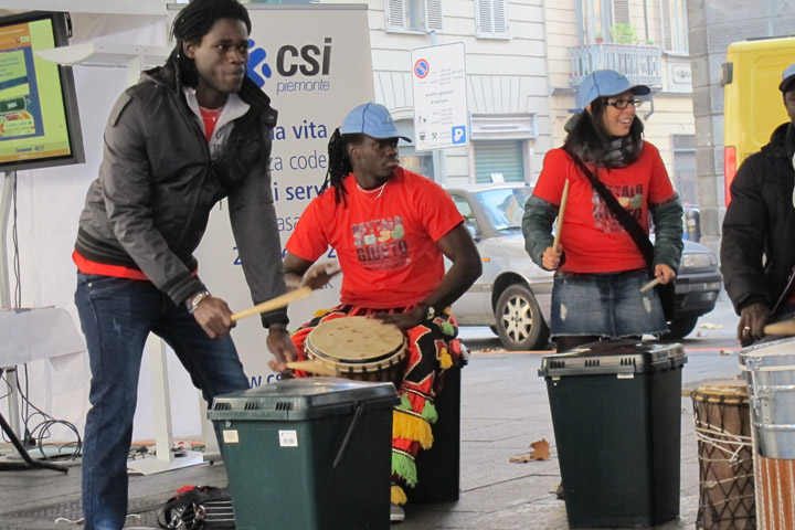 La performance dell'Associazione Culturale Tamra con le sue percussioni africane