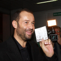 Fabio Volo mostra il biglietto del TFF