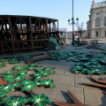 Lavori in corso per l\'allestimento del presepe di Luzzati in piazza Castello
