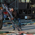 Lavori in corso per l\'allestimento del presepe di Luzzati in piazza Castello