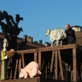 Lavori in corso per l\'allestimento del presepe di Luzzati in piazza Castello