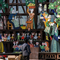 Lavori in corso per l\'allestimento del presepe di Luzzati in piazza Castello