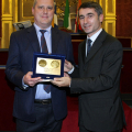Il Presidente Ferraris consegna il premio
