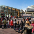 Un girotondo nella piazza dei bambini