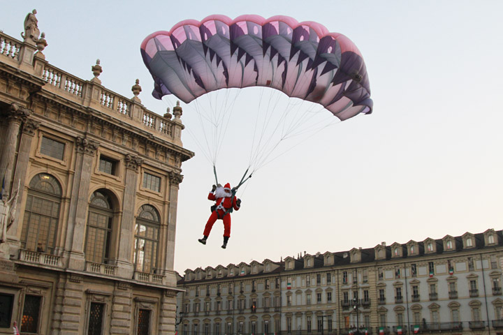 Un Babbo Natale paracadutista