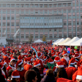 4 dicembre - Il raduno dei Babbo Natale davanti all\'ospedale infantile Regina Margherita