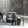 Via Milano, cittadini spalatori