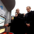 Il Sindaco e l\'Assessore Stefano Gallo assistono alla dimostrazione dei servizi fruibili dal totem