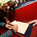 Tawakul Karman firma il libro d\'oro della Città di Torino