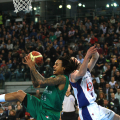 David Moss sotto canestro