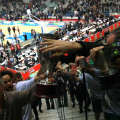 I tifosi accarezzano la Coppa
