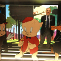 Alberto Barbera posa con i cartoni animati