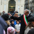 Il Sindaco Piero Fassino saluta una scolaresca