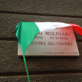 Il Tricolore copre la targa dedicata a Mario Molinari