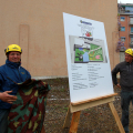 Gli operai scoprono la targa del progetto della ludoteca