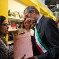 Maria Teresa Lizaranzu mostra lo stand della Spagna al sindaco