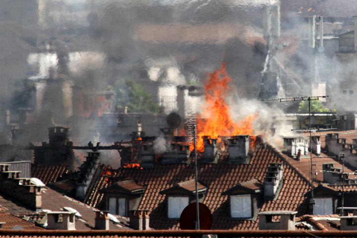 Le fiamme in corso Re Umberto