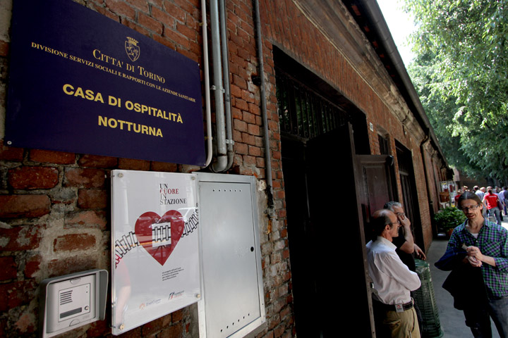 Homeless: grazie a 'Un Cuore in Stazione' ristrutturati la casa di accoglienza notturna e l’ambulatorio di via sacchi