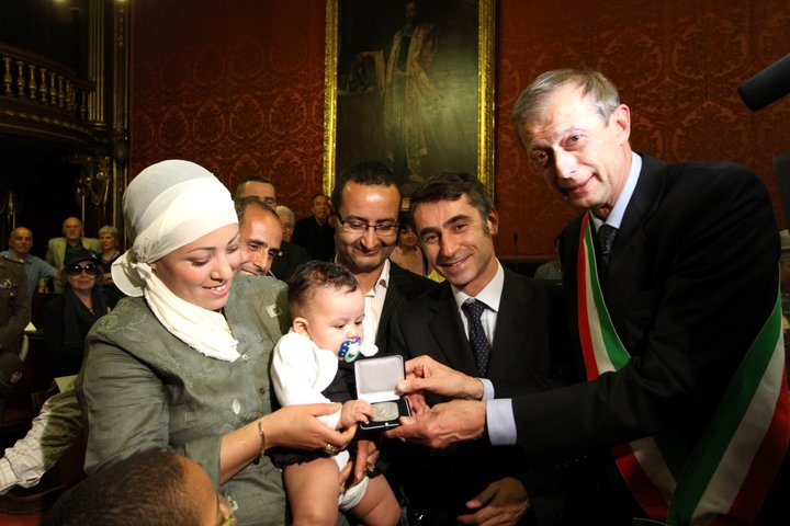 Il Sigillo Civico a Laila Abdane, la prima bimba straniera nata a Torino nel 2012