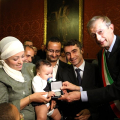 Il Sindaco, Piero Fassino e Giovanni Maria Ferraris, Presidente del Consiglio Comunale con Laila e i suoi genitori