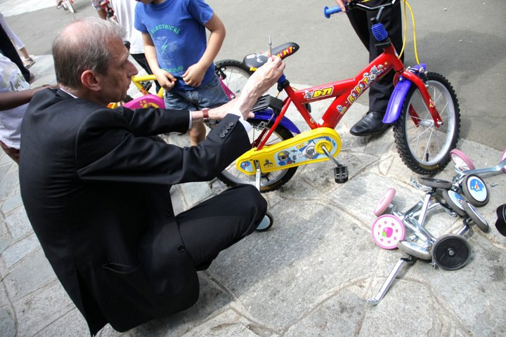 Nuove bici per i bambini dell’asilo di via Giulio