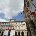 Un canestro in piazza Palazzo di Città